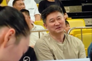 眼神犀利！杜锋现场观战为广东全运女篮助威