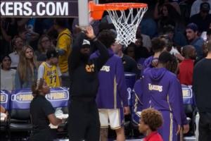 可太想出场了！詹姆斯暂停期间手痒在底线施展“空气投篮”