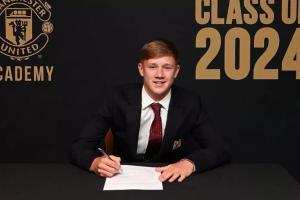 天才中场！17岁小将思韦茨被视为曼联的佩德里，已跟随一线队训练