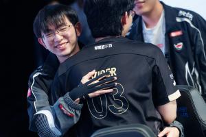 属于2021EDG的团聚时刻！LoLesports晒出Flandre与Viper拥抱照片