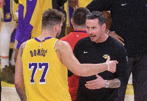 以前就很看好！3年前雷迪克就曾表示 关键球库里&东契奇 会选后者