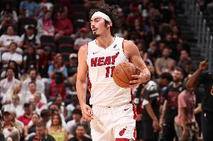 打得还行！哈克斯14中7拿下17分4板3助1帽