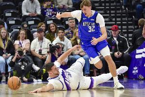 手感冰凉！弗拉格任首发控卫出场仅1助攻 全场13中3&多次空位没进