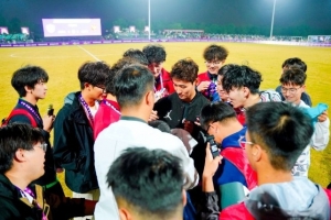 首届徽青赛正式启幕，蚌埠籍球员韦世豪亲临现场与球迷互动