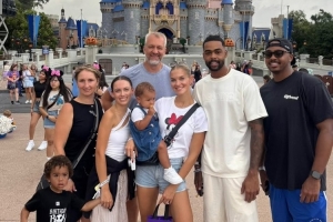 缺阵原因找到！拉塞尔晒全家合照：Riley的3岁生日在迪士尼度过