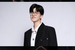 找到工作了今日赛后Jiejie担任瑞士轮第二轮抽签嘉宾