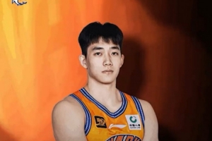 未来可期等你闪耀！祝上海男篮球员万孟霖21岁生日快乐！