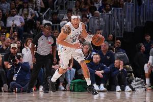 与约基奇配合默契！阿隆-戈登半场9中5砍下16分5板2助