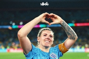 切尔西32岁女足队长米莉-布赖特宣布从英格兰退役：无法兼顾两边