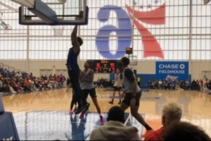 恩比德在队内训练赛完成暴扣 时隔8月首次在公开场合亮相！