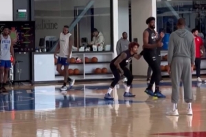 看来恢复不错！恩比德在训练时轮流和队友进行一对一单挑