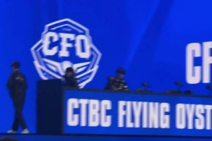 T1不敌CFO后 Faker在电脑前短暂反思 随后一个人离场