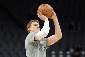 状态不错！马尔卡宁半场9投5中&罚球2中2 得到13分2板4助1帽