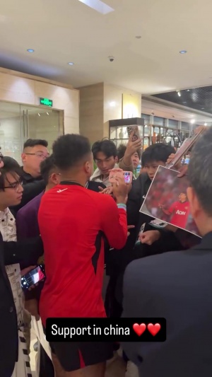 大明星林皇！林加德被中国球迷围着签名，踢个亚冠客场成了见面会