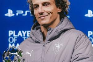 10人作战近90分钟零封！38岁大卫-路易斯4射3正10解围，获欧冠MVP