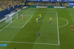 别扒拉我佩佩冲撞多纳鲁马，多纳鲁马揪其衣领摸他头被推开