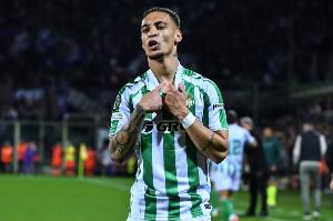 记者：因主队球迷向安东尼投掷瓶子，比利亚雷亚尔将被处以罚款