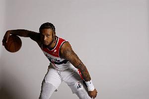 冲击力不错！惠特摩尔替补12中6拿到14分 抢5篮板&其中2前场板