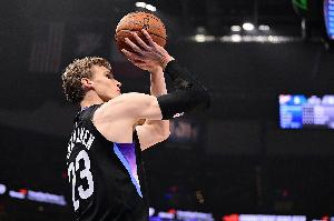 还是有实力的！马尔卡宁13中8&三分7中4拿到20分 另有6板5助