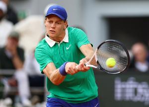 辛纳2-0完胜布勃里克，晋级维也纳站四强，半决赛将对阵德米纳尔