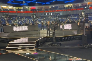 管泽元分享现场照片：解说席距离近到我翻过去就可以站Faker身后