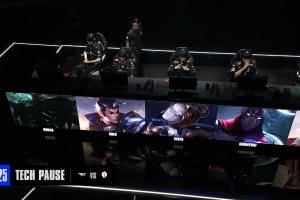 又是你多兰！T1 vs TES第一局进行至1分钟时，比赛发生暂停（已恢复）