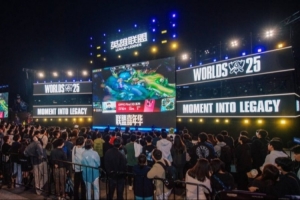 黄浦江畔的电竞狂欢！S15上海北外滩观赛派对燃爆半决赛