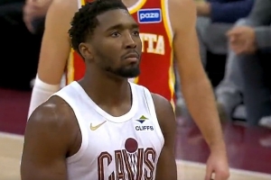 盖棺定论？米切尔单打肯纳德 急停急起随手一抛打成2+1！