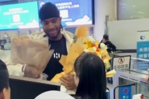 鲁媒：山东高速男篮外援克里斯深夜回济 受到俱乐部&球迷热情欢迎