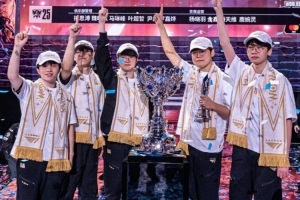 天下无双⭐⭐⭐⭐⭐⭐️！T1官方分享队员S15决赛捧杯照片