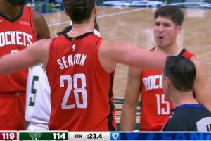 秀肌肉庆祝！申京强吃特纳2+1杀死比赛