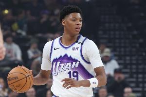 进球不多但个个精彩！5号秀贝利转身后诡异单脚撤步金鸡独立跳投