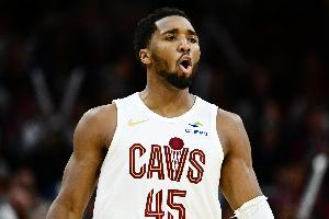 有点难度！米切尔贴着防守要犯规没吹高难度打板命中