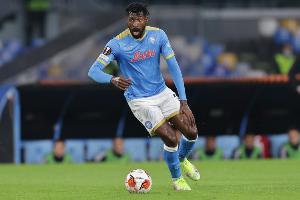 共和报：那不勒斯中场安古伊萨肌肉疲劳但未受伤，将缺阵10天