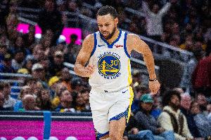 库里：我知道我30岁后40+场次追平乔丹 我当时还做了反着的23手势