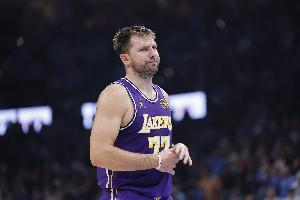 你只管飞！东契奇持球吸引防守送抛传 艾顿腾空暴起双手灌筐