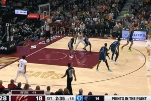 又高难度！米切尔撤步点起阿尔达马想骗犯规 裁判没吹但三分扔进