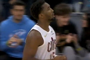 还得球星站出来解决问题！米切尔干拔三分+妙传队友带队反超！