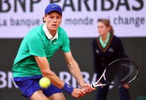 辛纳谈阿卡锁定年终第一：实至名归，他度过了不可思议的赛季