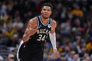 ‍♂️哥你是累了吗？字母哥罚球离谱不沾筐 裁判吹罚违例