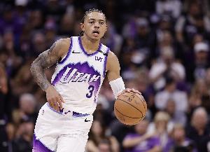 基昂特·乔治接界外球被瞬间淹没 裁判吹罚争球&公牛最后拿到球权