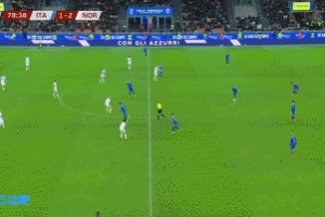 踢不过！巴斯托尼出球被鲍勃拦截 哈兰德光速双响，意大利1-3落后