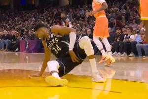 不要啊！字母哥落地捂着左大腿 已返回更衣室！