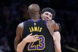 11分12助！美媒调侃：《詹姆斯会破坏球队化学反应》