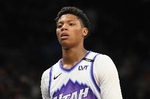 天赋在线！5号秀贝利借掩护卷切内线 接球转身直接双手暴扣！