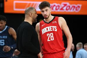 乌度卡：申京在防守端全方位进步 他做到我们要求他做的事情