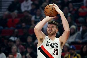 状态不错！克林根开场弧顶三分+空接放篮 连砍5分！