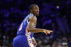 黄雀在后！马克西追防奎克利 起身大帽扇飞后者投篮