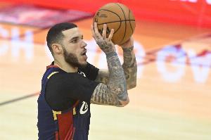 很关键！鲍尔第三节命中2记三分砍下7分 帮助骑士凶猛追分