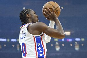 幸无大碍！马克西和英格拉姆碰撞后倒地 暂停调整后继续出战